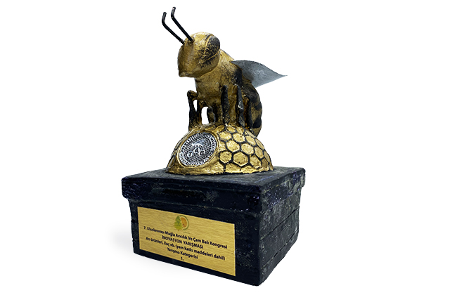 47. Uluslararası Muğla Arıcılık ve Çam Balı Kongresi İnovasyon Yarışması’nda Arı Ürünleri kategorisinde 1.lik ödülünün sahibi BEE’O Propolis Kolajen Shot oldu!